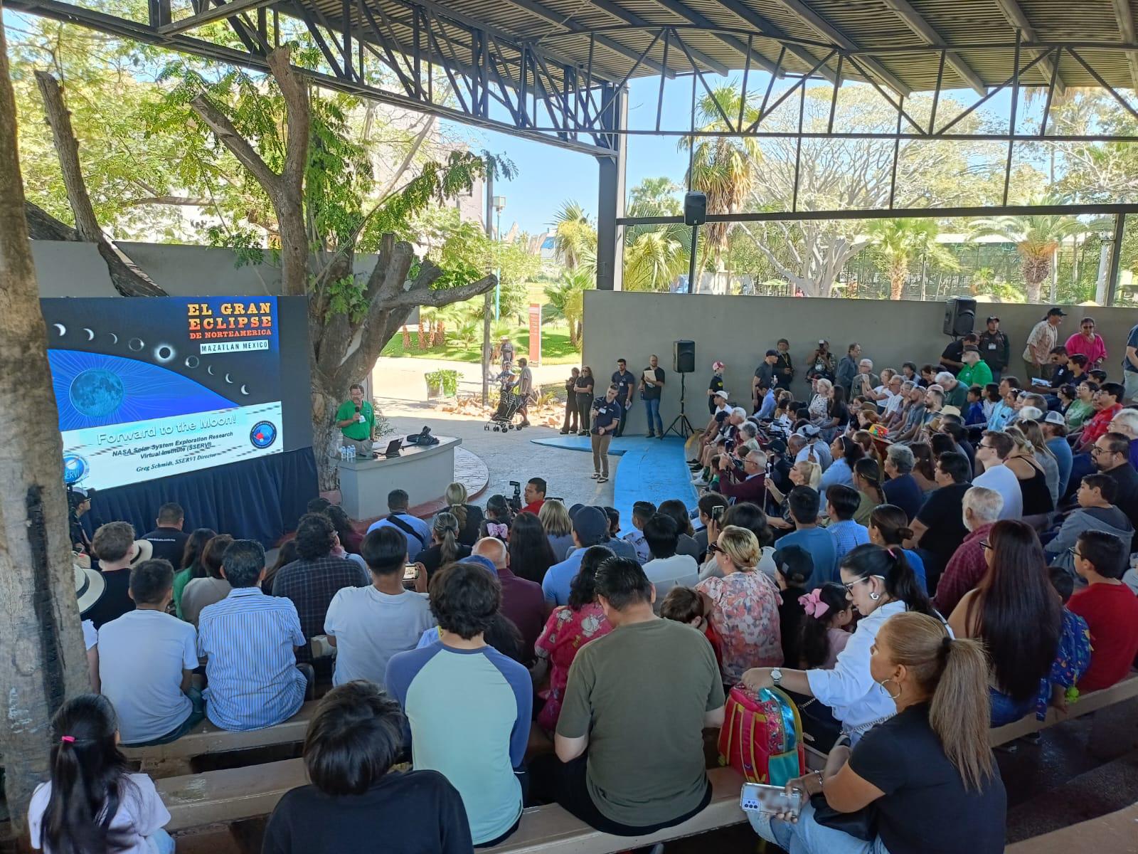 $!Niños y grandes tocan la luna en el ciclo de actividades del Gran Acuario ‘Del Mar al Espacio’