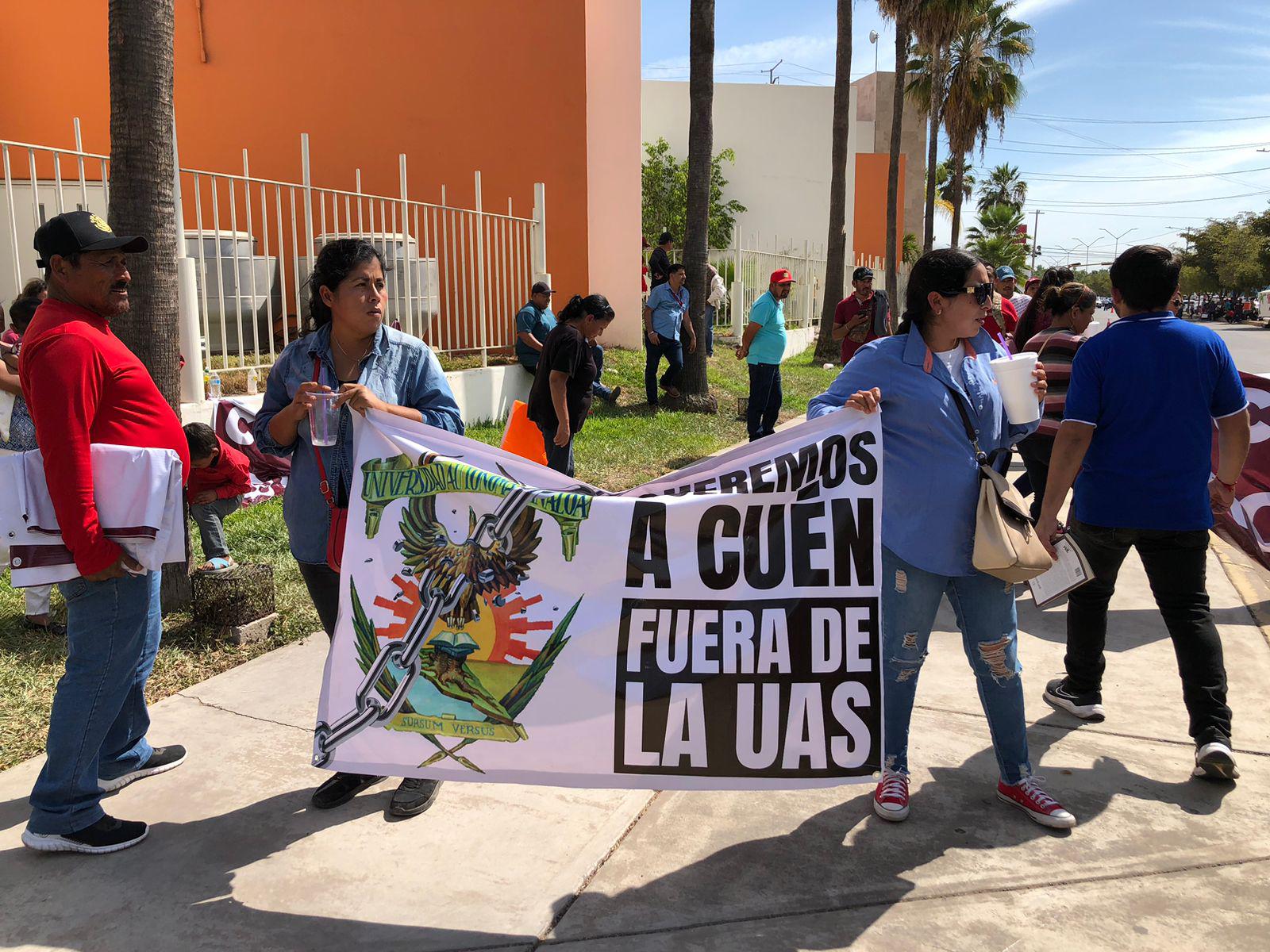 $!A puerta cerrada, AMLO se reúne con Servidores de la Nación en Culiacán