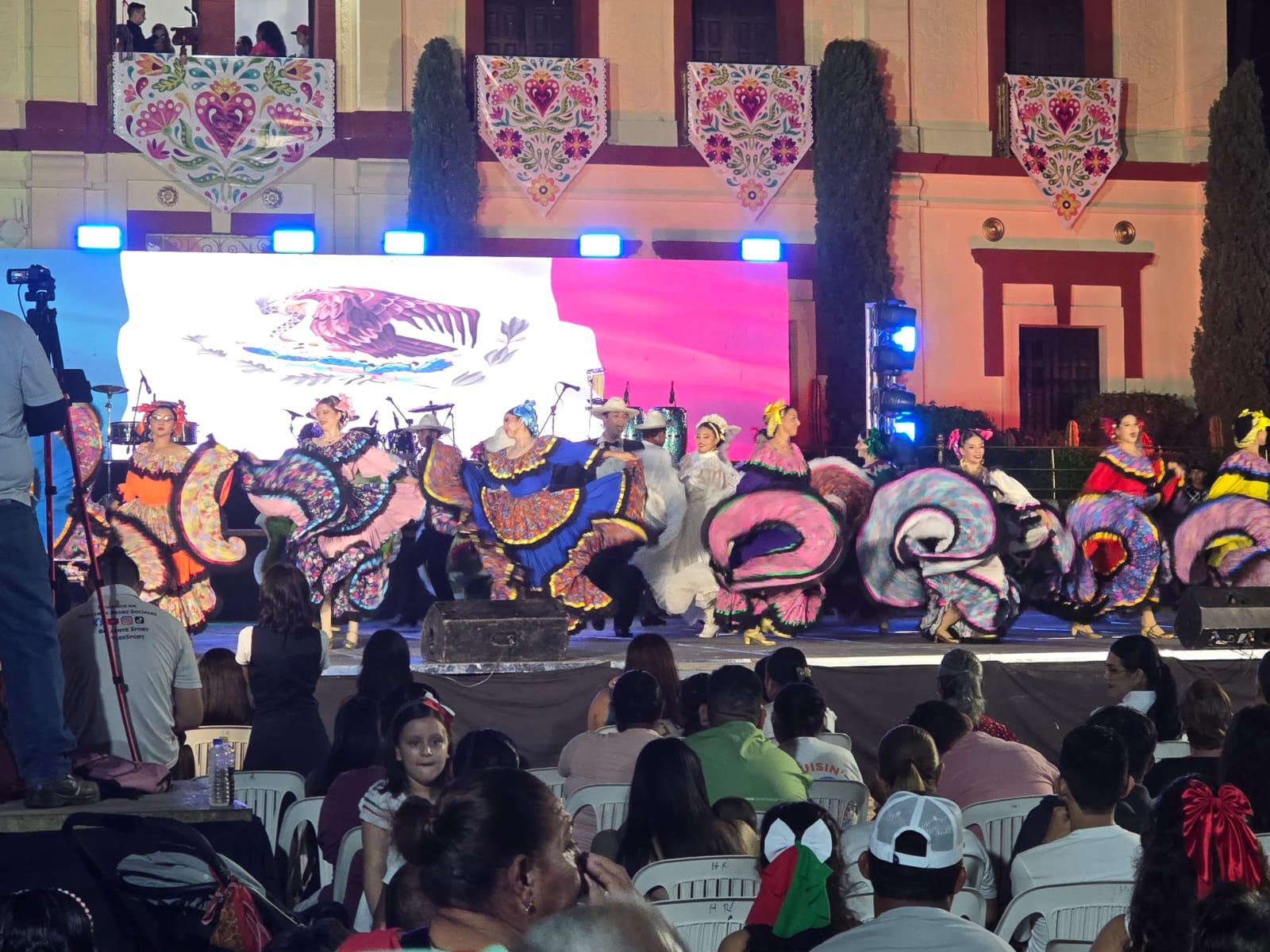 $!Concurren familias verbena popular con motivo del Grito de Independencia en Rosario