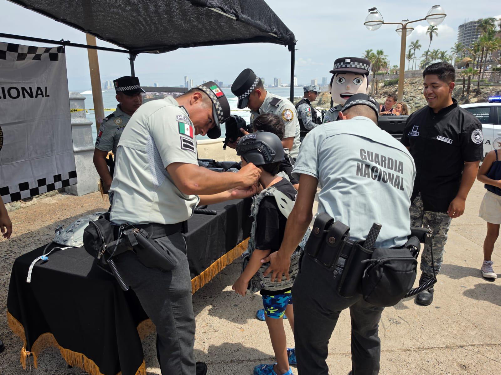 $!Realiza Guardia Nacional exposición de vehículos y equipo en Glorieta Sánchez Taboada, en Mazatlán