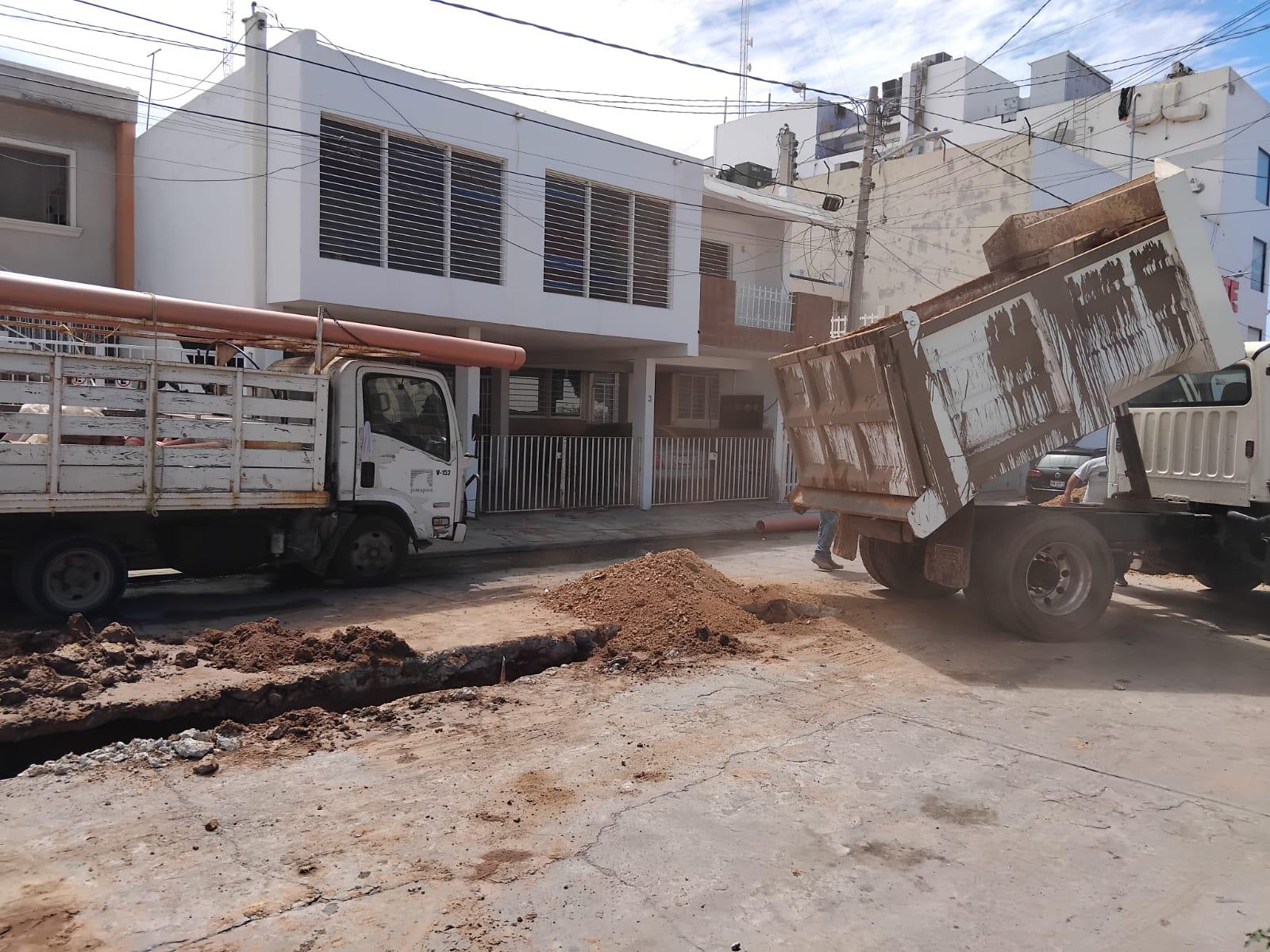 $!Trabaja Jumapam en busca de reparar fuga de aguas negras en Fraccionamiento Campo Bello, en Mazatlán