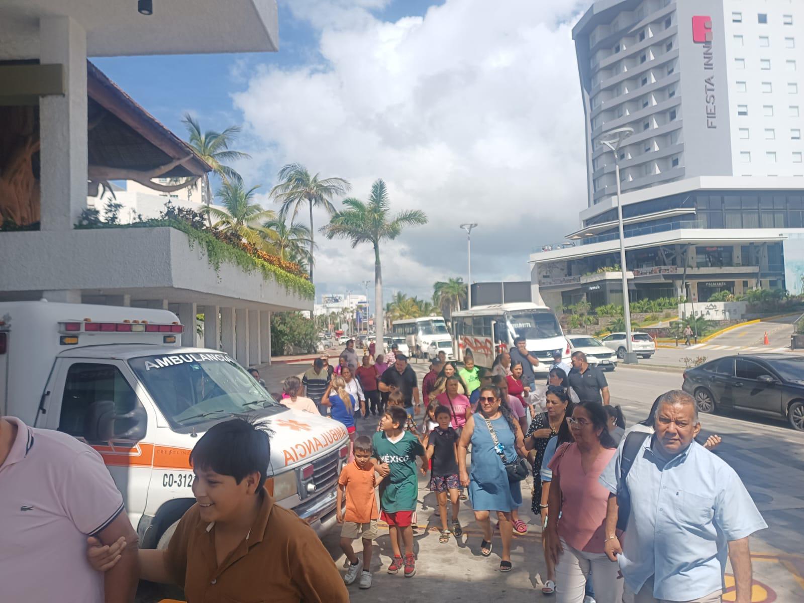 $!Cientos de simpatizantes arropan informe legislativo de Morena en Mazatlán