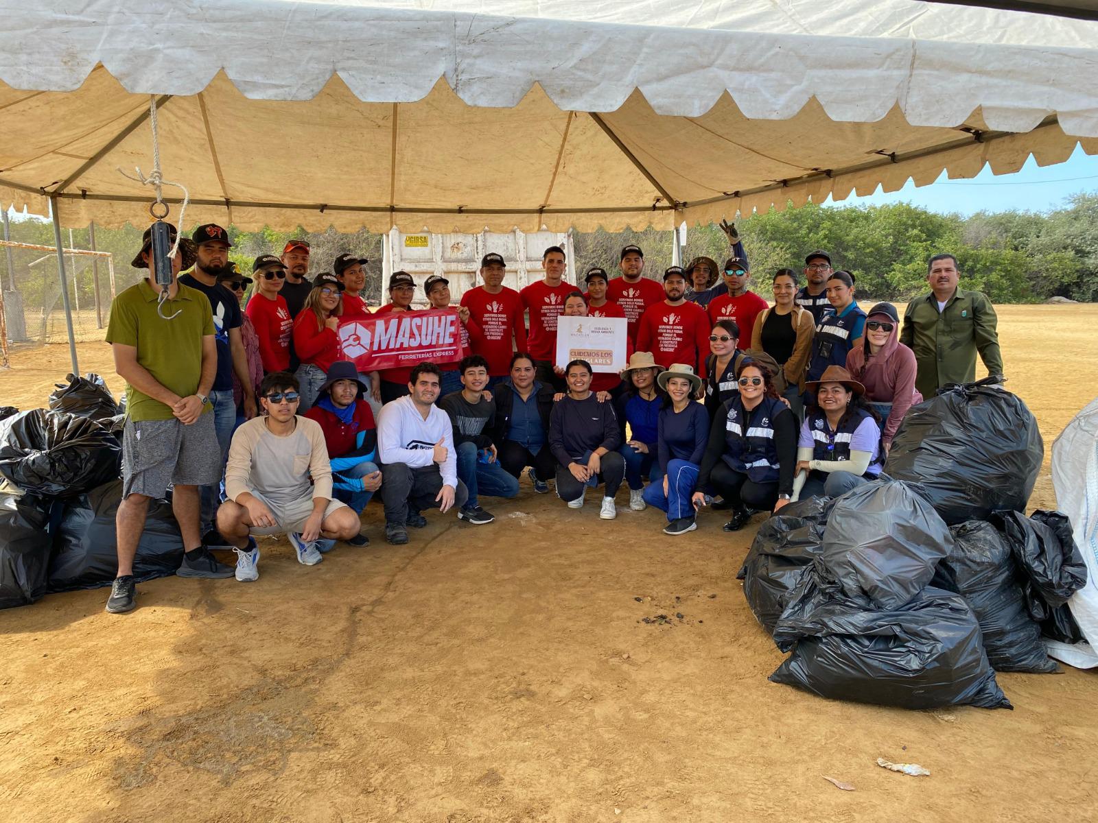 $!Limpian otra vez los manglares en Mazatlán; retiran 700 kilos de desechos sólidos