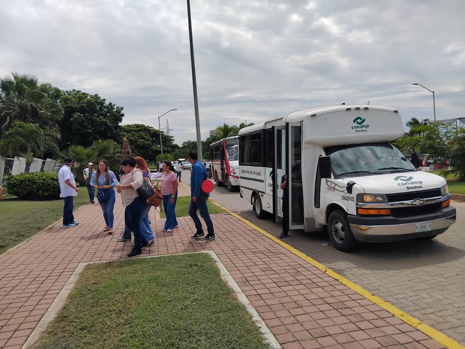 $!Esperan con manifestación y bajo fuerte dispositivo de seguridad a la Presidenta de la República en Mazatlán