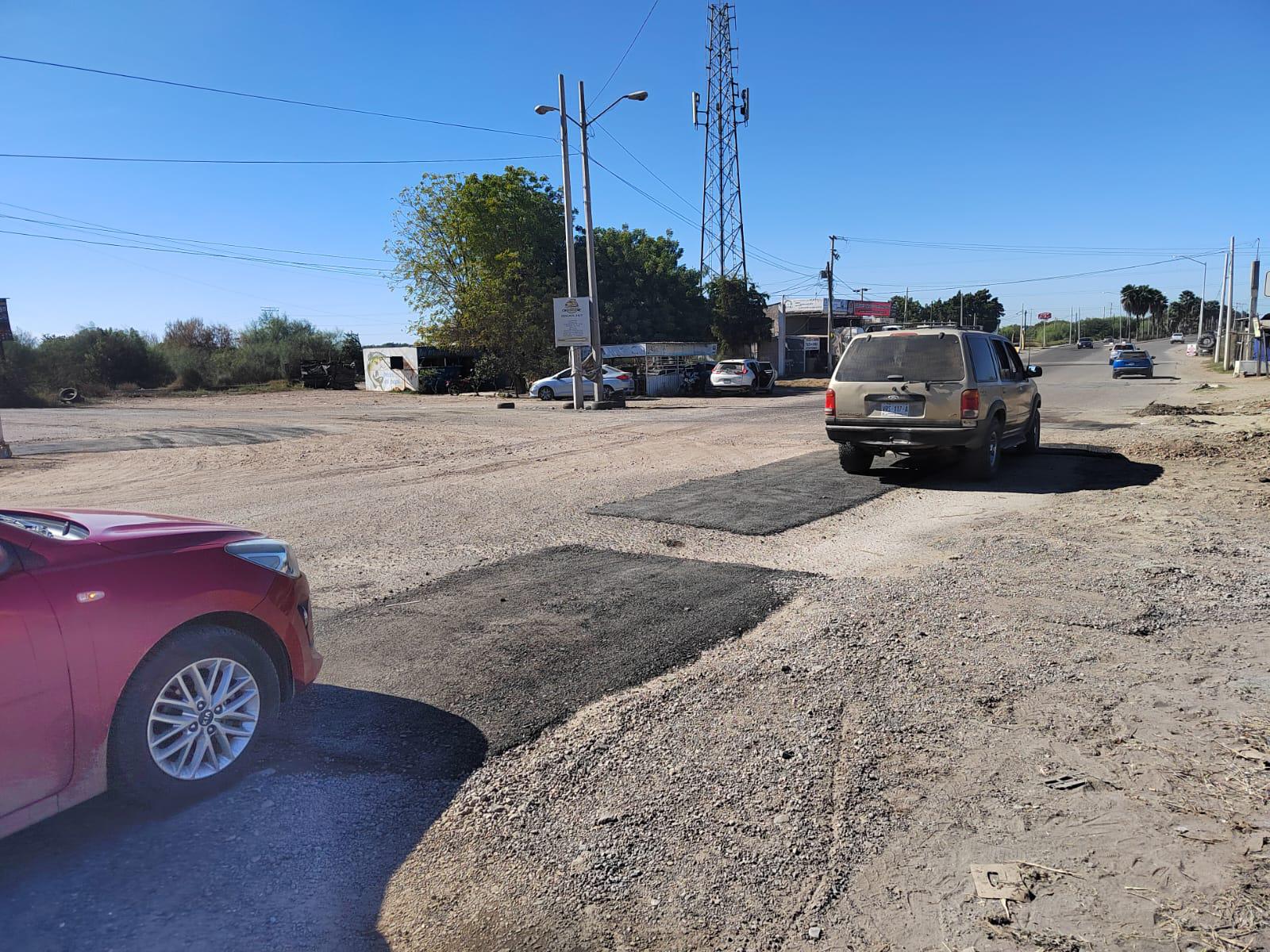 $!Intervienen de urgencia en bacheo del Lateral 18 en Ahome ante daños por carga pesada