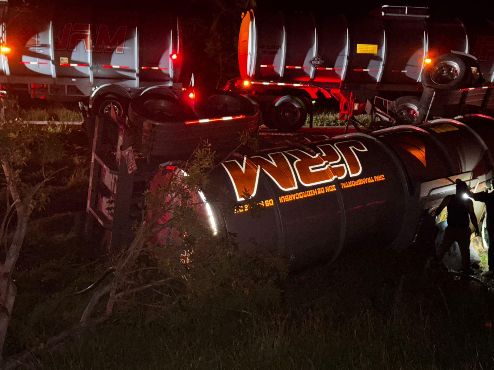 $!Cierran la Maxipista Culiacán-Mazatlán por volcadura de pipa con combustible