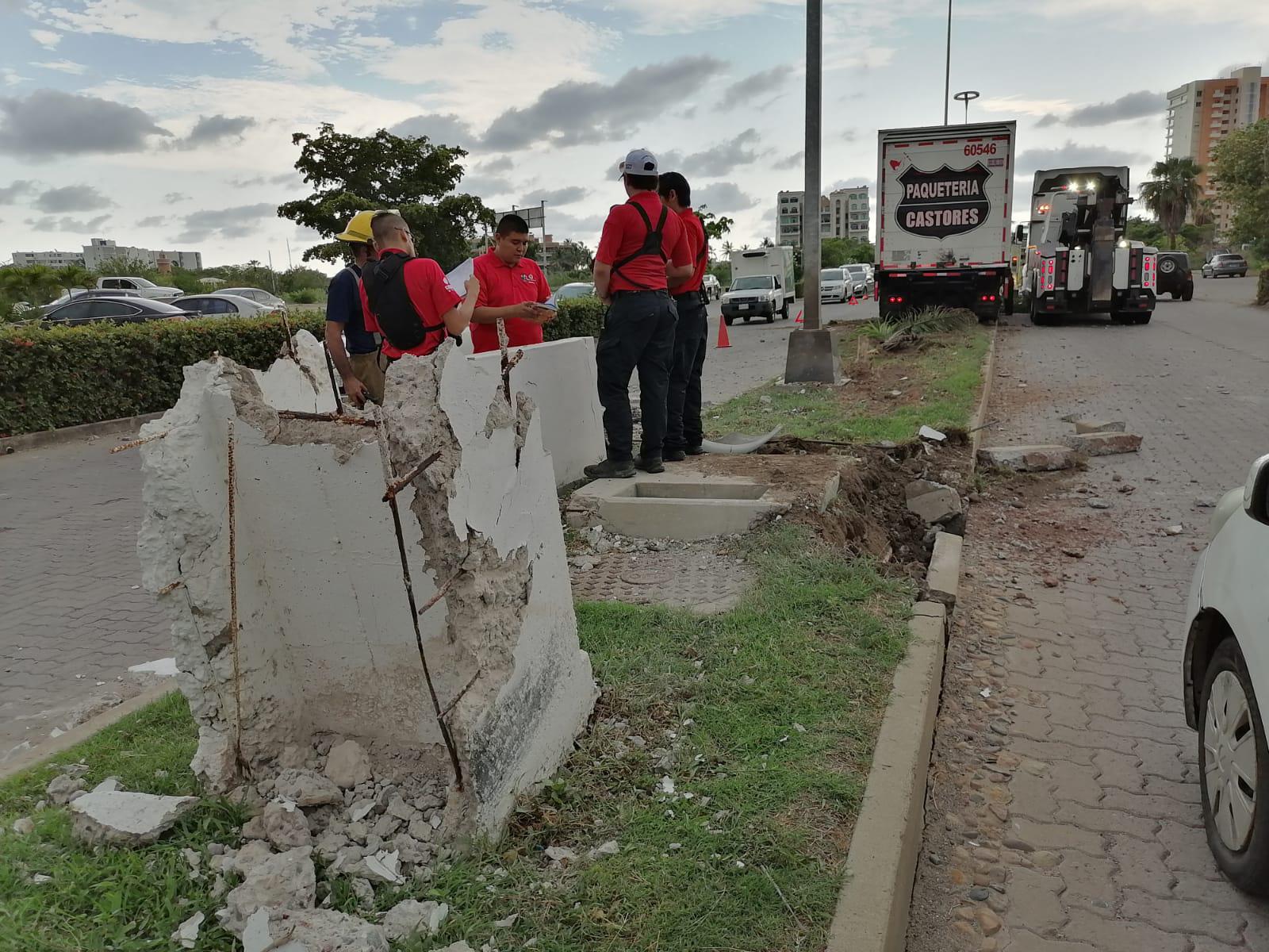 $!Choca camión y provoca caos vial sobre la Avenida Sábalo Cerritos, en Mazatlán