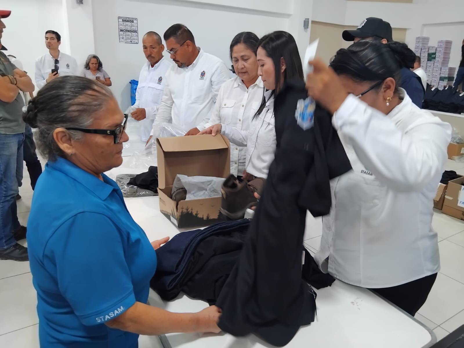 $!Entregan uniformes a mil 307 trabajadores del Ayuntamiento de Mazatlán