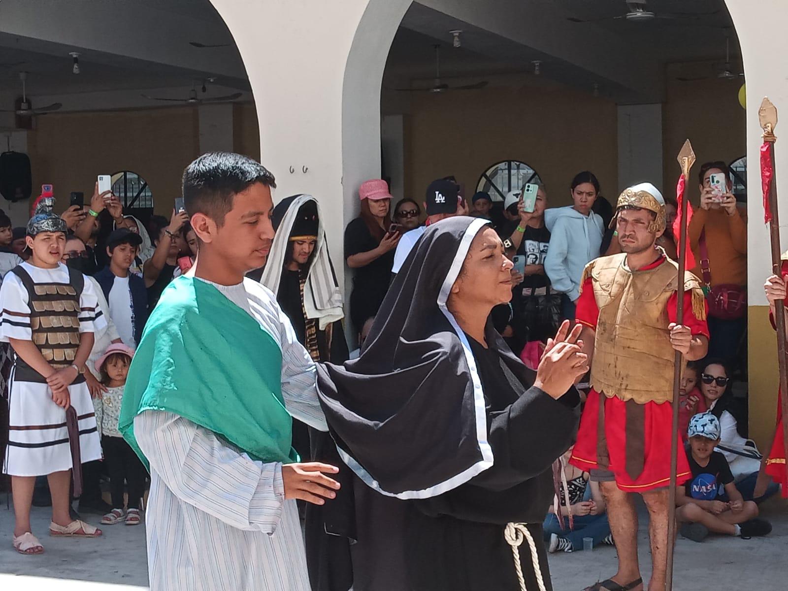 $!Mazatlecos y turistas atestiguan el Viacrucis Viviente en calles del Centro de puerto