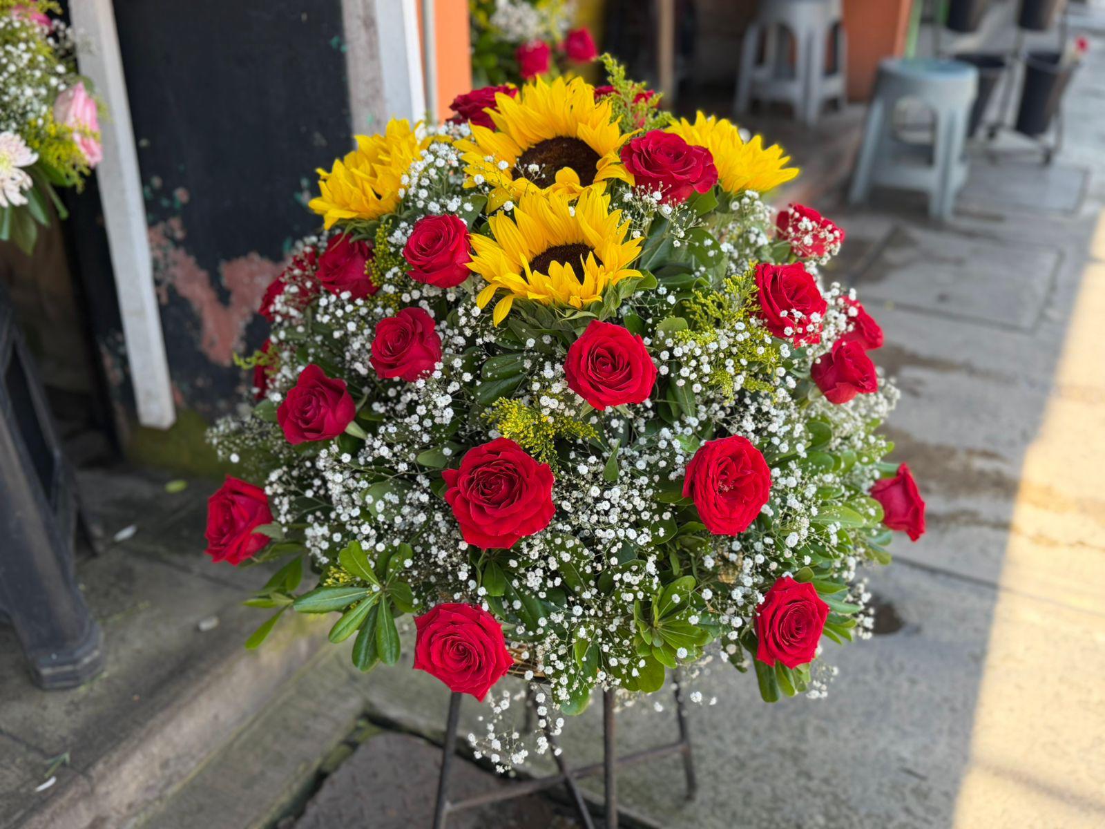 $!Floristas de Mazatlán se preparan para un repunte de ventas por el Día de las Madres