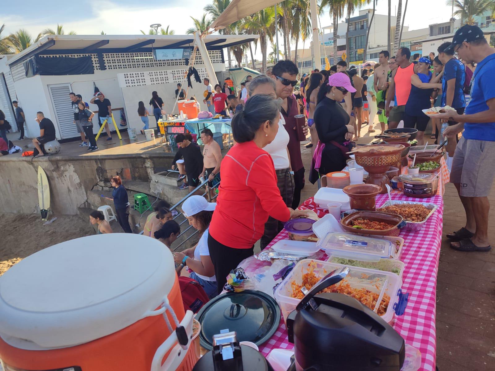 $!Zazueta y Luna superan al Pacífico y se llevan la Cuarta Travesía Puntuable de Natación