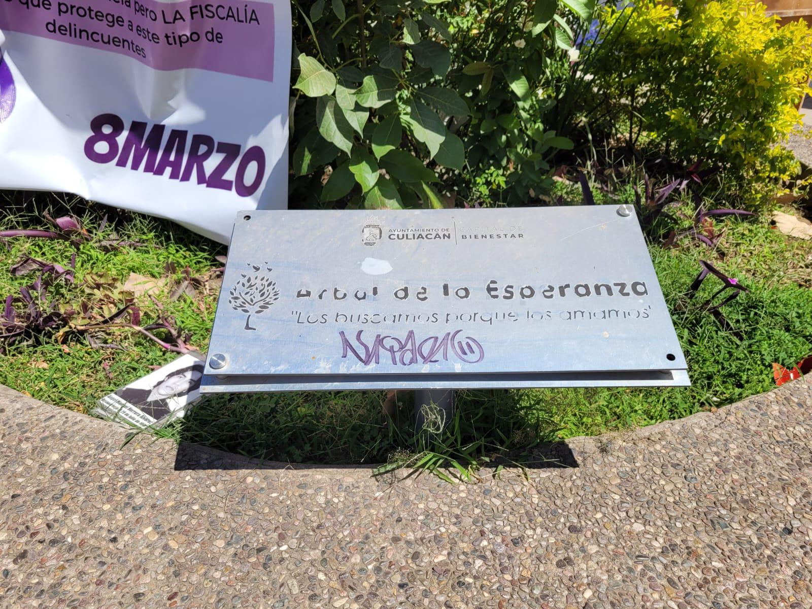 $!Árbol de la Esperanza, para los desaparecidos, luce vandalizado en Culiacán