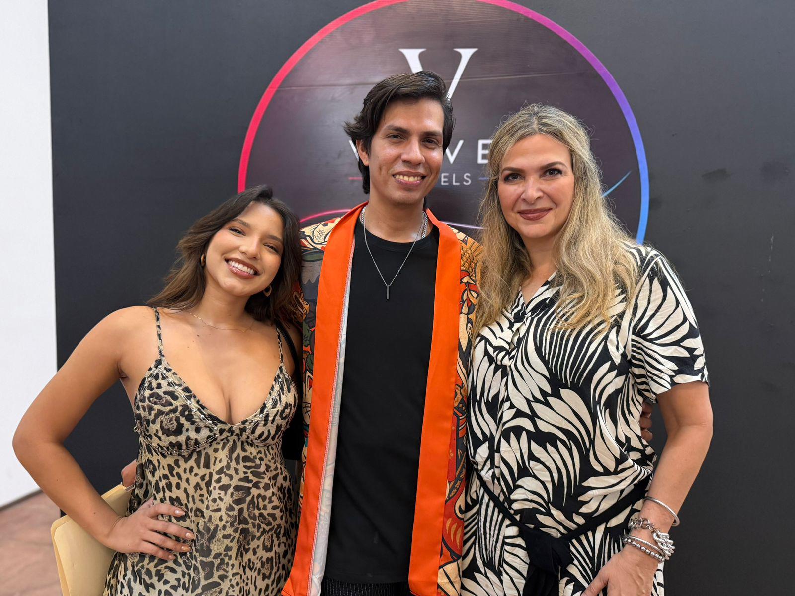 $!Daru Camacho entre Marbella Medina y Lissy Bernal durante la presentación realizada en el Museo de Arte de Mazatlán.