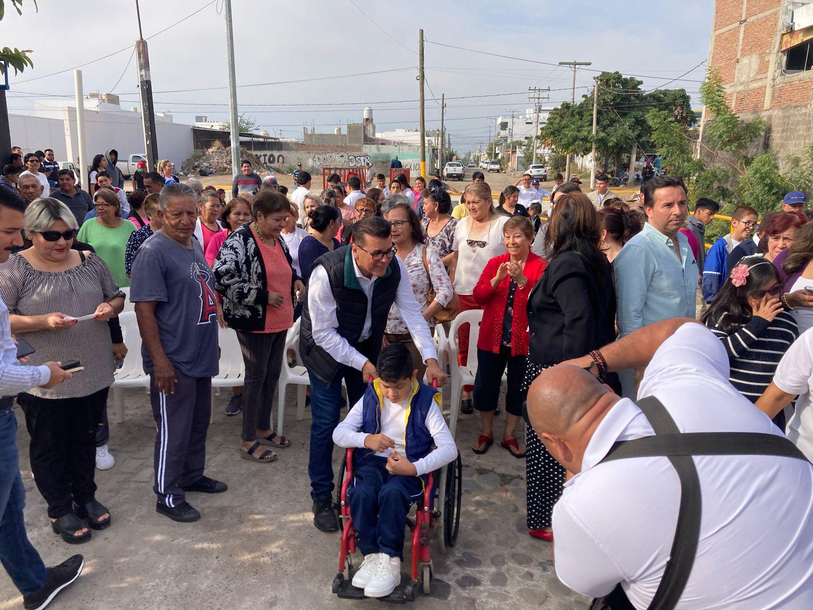 $!Inaugura Gobierno de Mazatlán puente peatonal sobre canal en fraccionamiento Fuentes del Valle