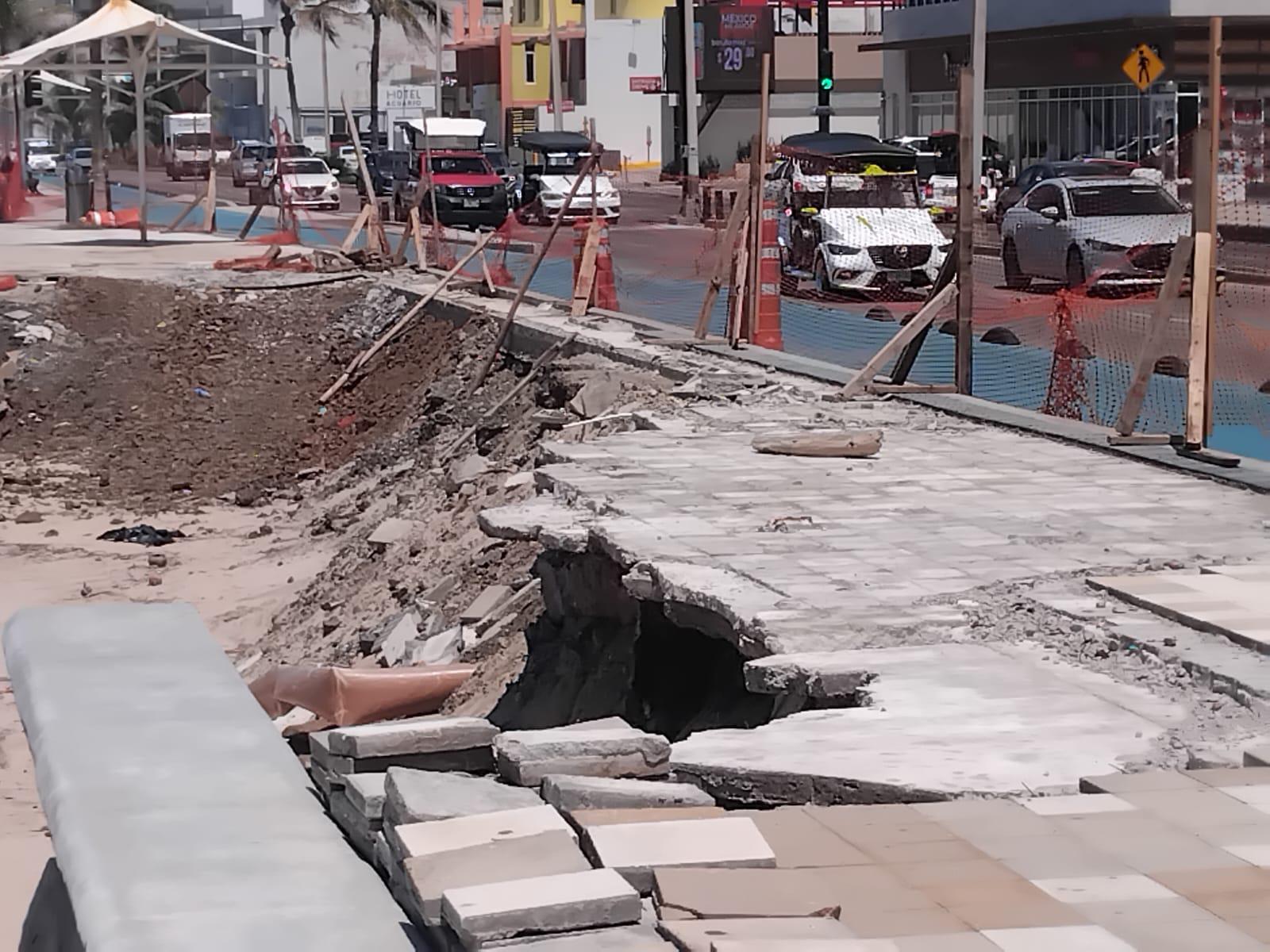$!Continúan detenidos los trabajos de reparación de socavón en Malecón de Mazatlán