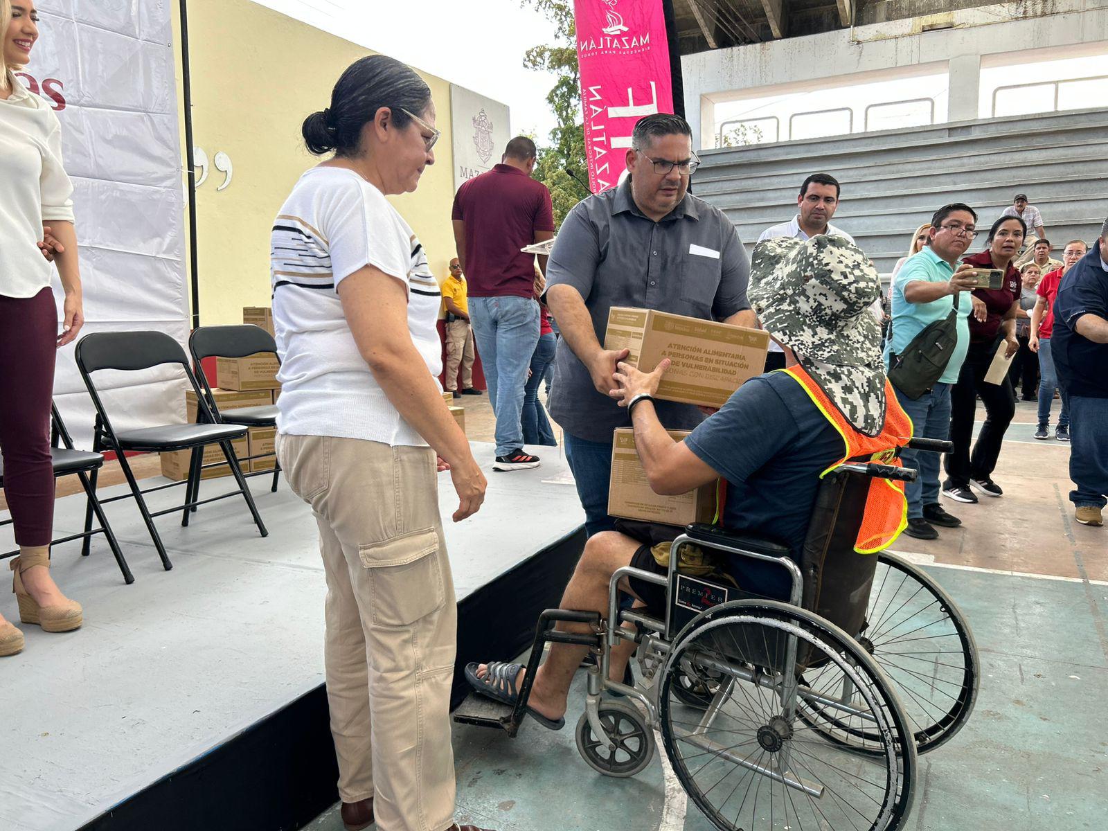 $!Entregan despensas a familias en situación vulnerable de Mazatlán