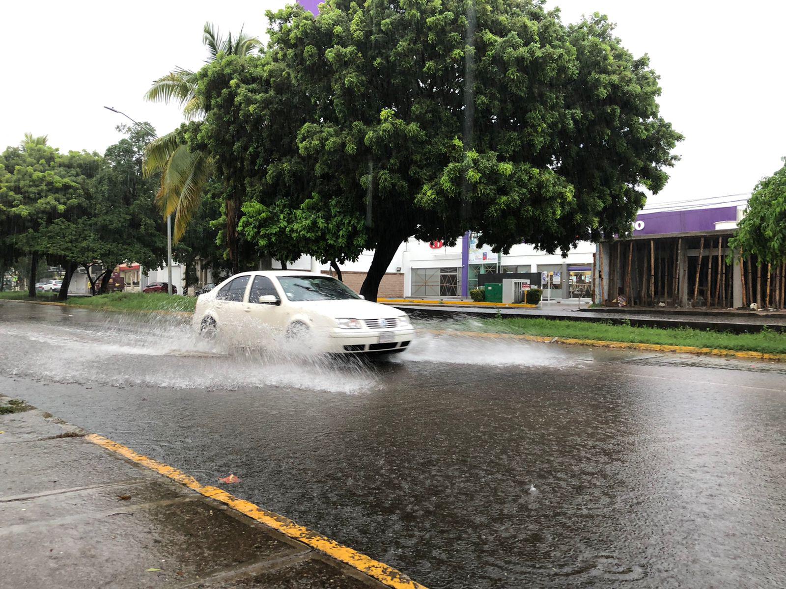 $!Desquicia la lluvia a Culiacán; calles inundadas y arroyos con altos niveles de agua ya son un peligro