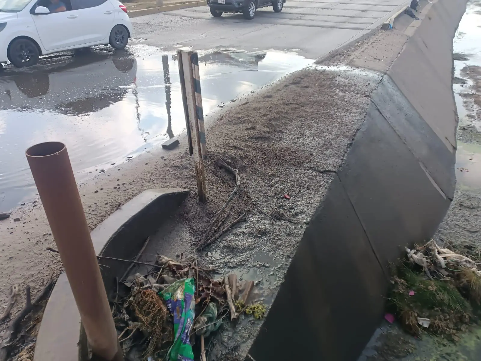 $!Aguas negras afectan desde hace meses cruce de Las Torres y Santa Rosa, en Mazatlán
