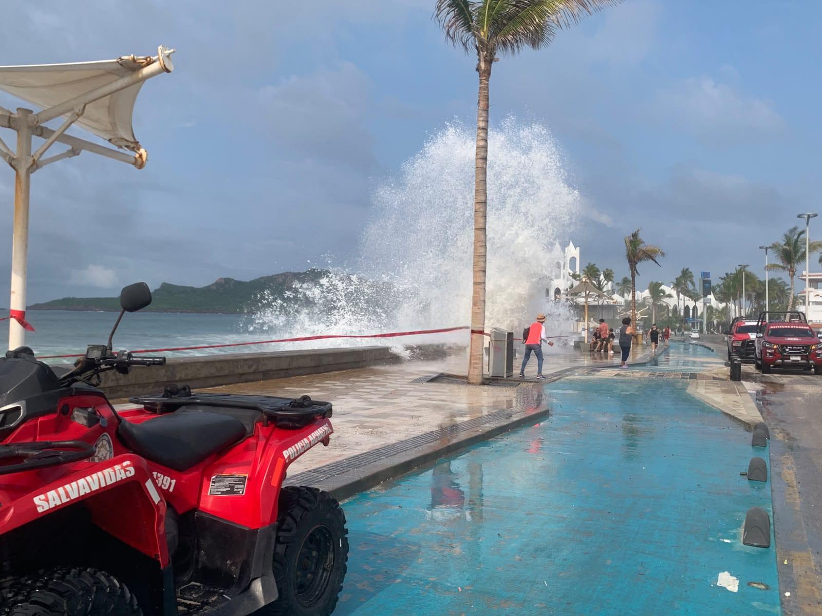 $!Mantienen restringido acceso a playas de Mazatlán por oleaje intenso