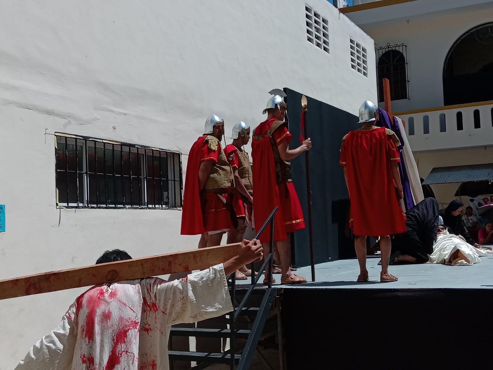 $!Mazatlecos y turistas atestiguan el Viacrucis Viviente en calles del Centro de puerto