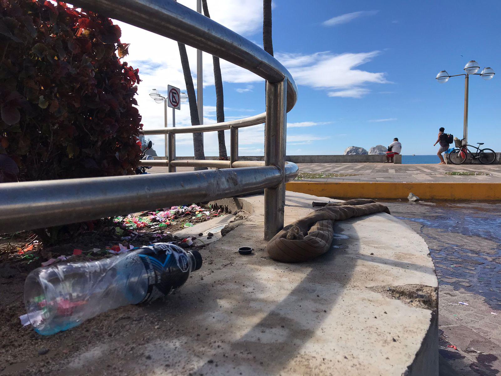 $!Festejos de fin de año dejan basura que cae al mar en Mazatlán