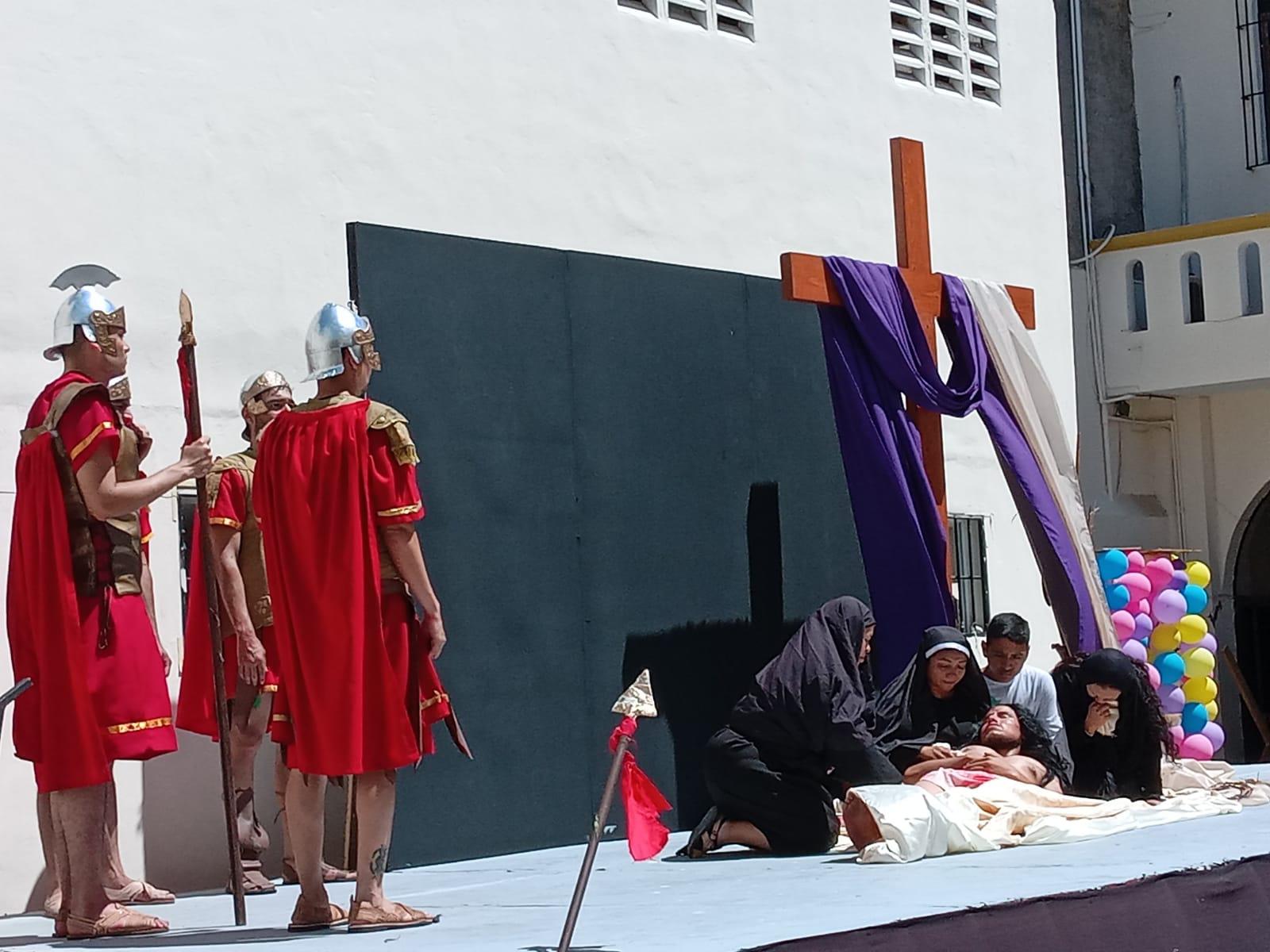 $!Mazatlecos y turistas atestiguan el Viacrucis Viviente en calles del Centro de puerto