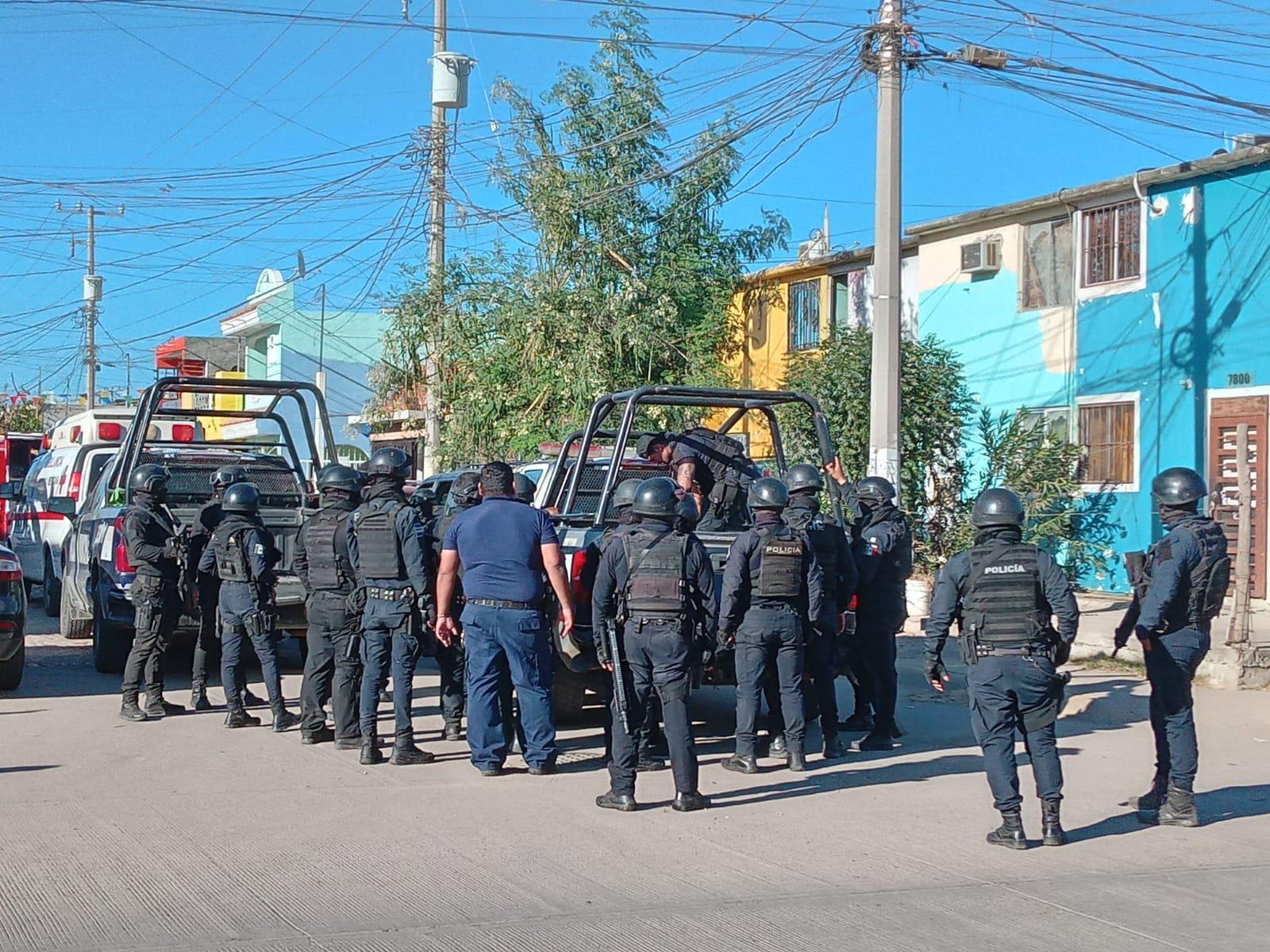 $!Intenta hombre incendiar casa en La Foresta, y es detenido al entregarse en la azotea