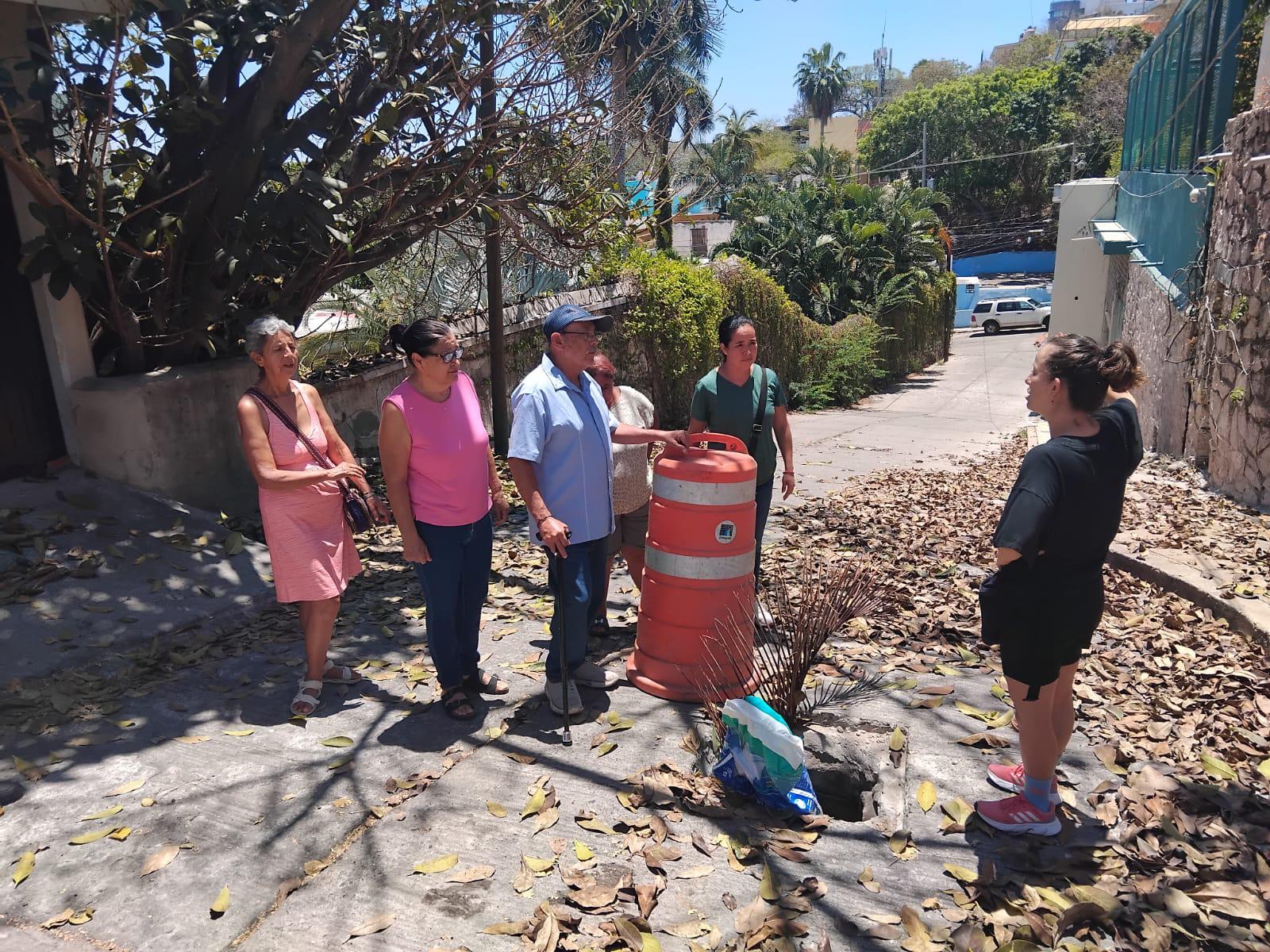 $!Reclaman vecinos del Cerro del Vigía, en Mazatlán, que torres dejan drenaje colapsado y deterioro de calles