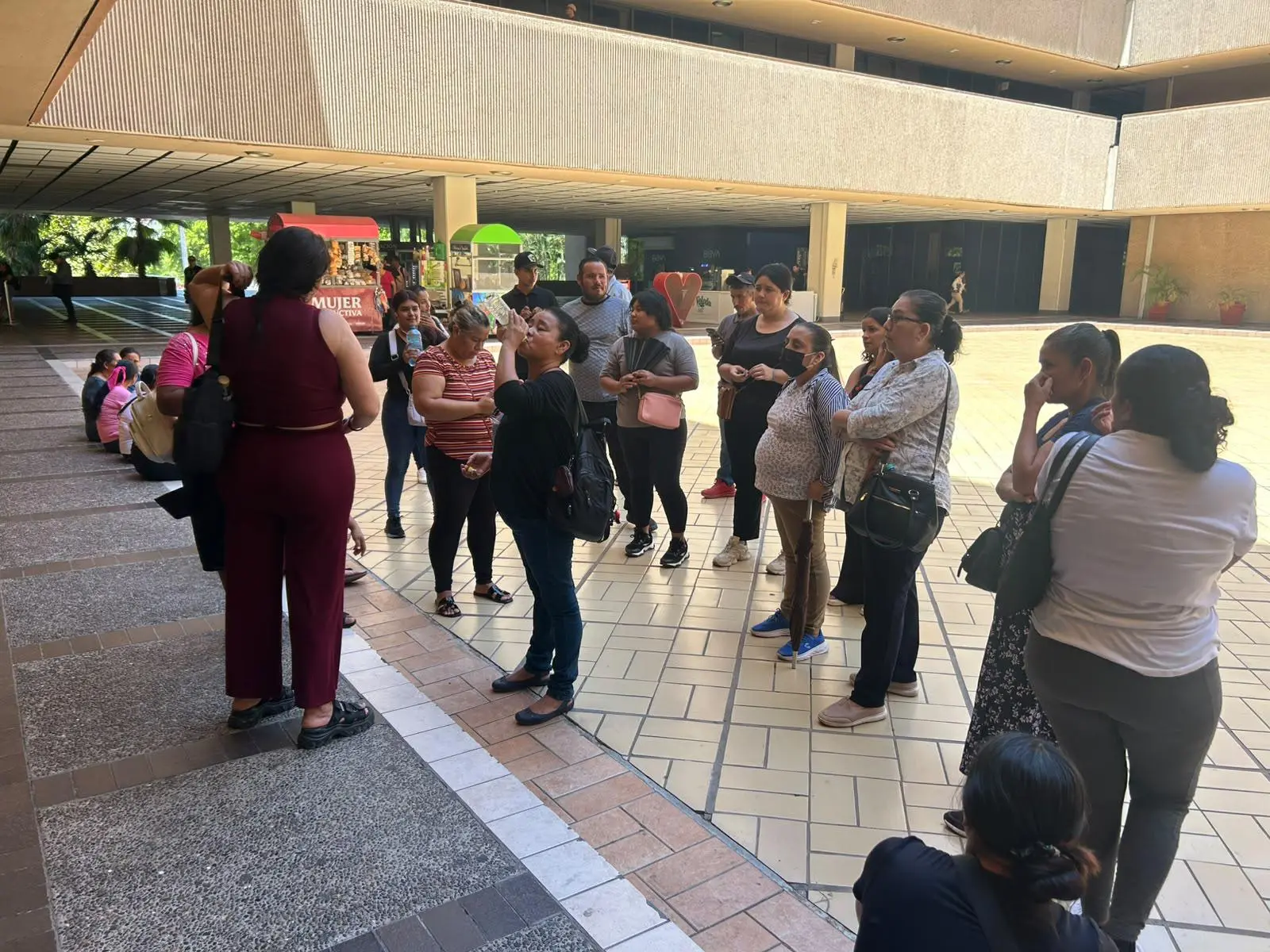 $!Exigen desplazados y pepenadores atención urgente en Palacio de Gobierno