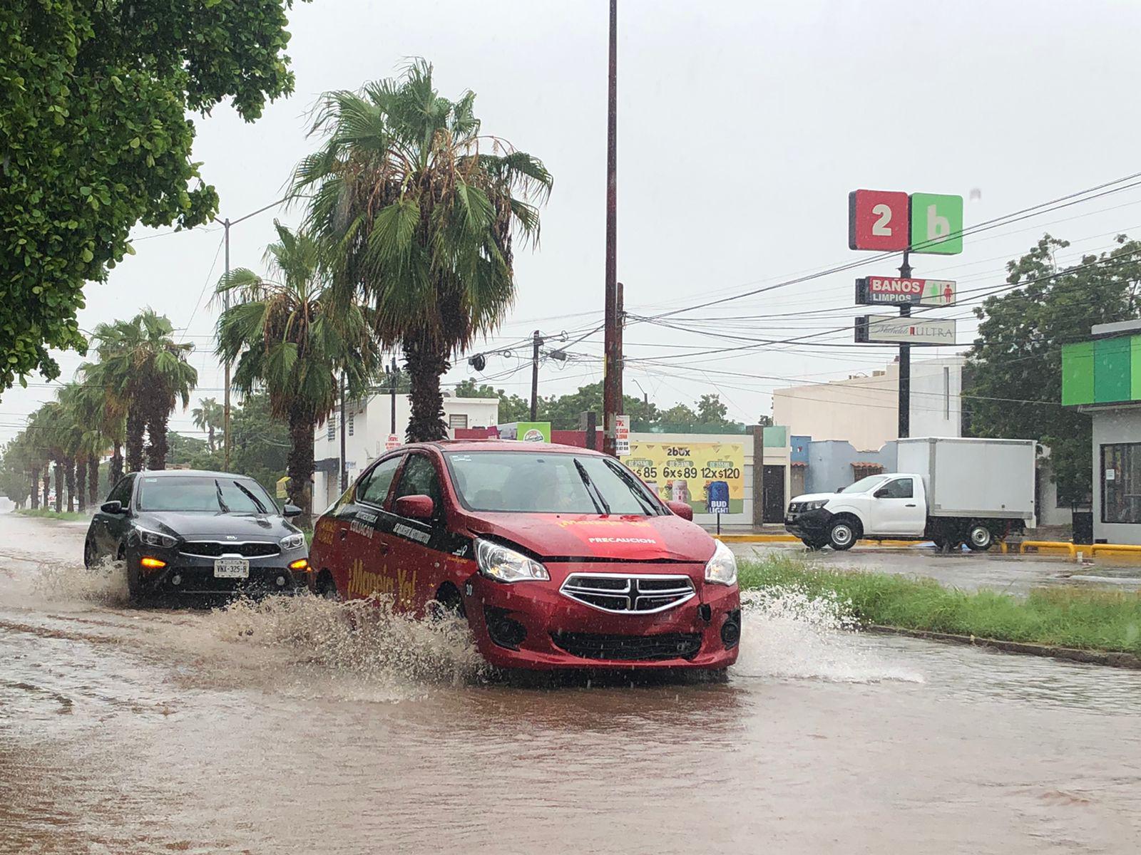 $!Desquicia la lluvia a Culiacán; calles inundadas y arroyos con altos niveles de agua ya son un peligro
