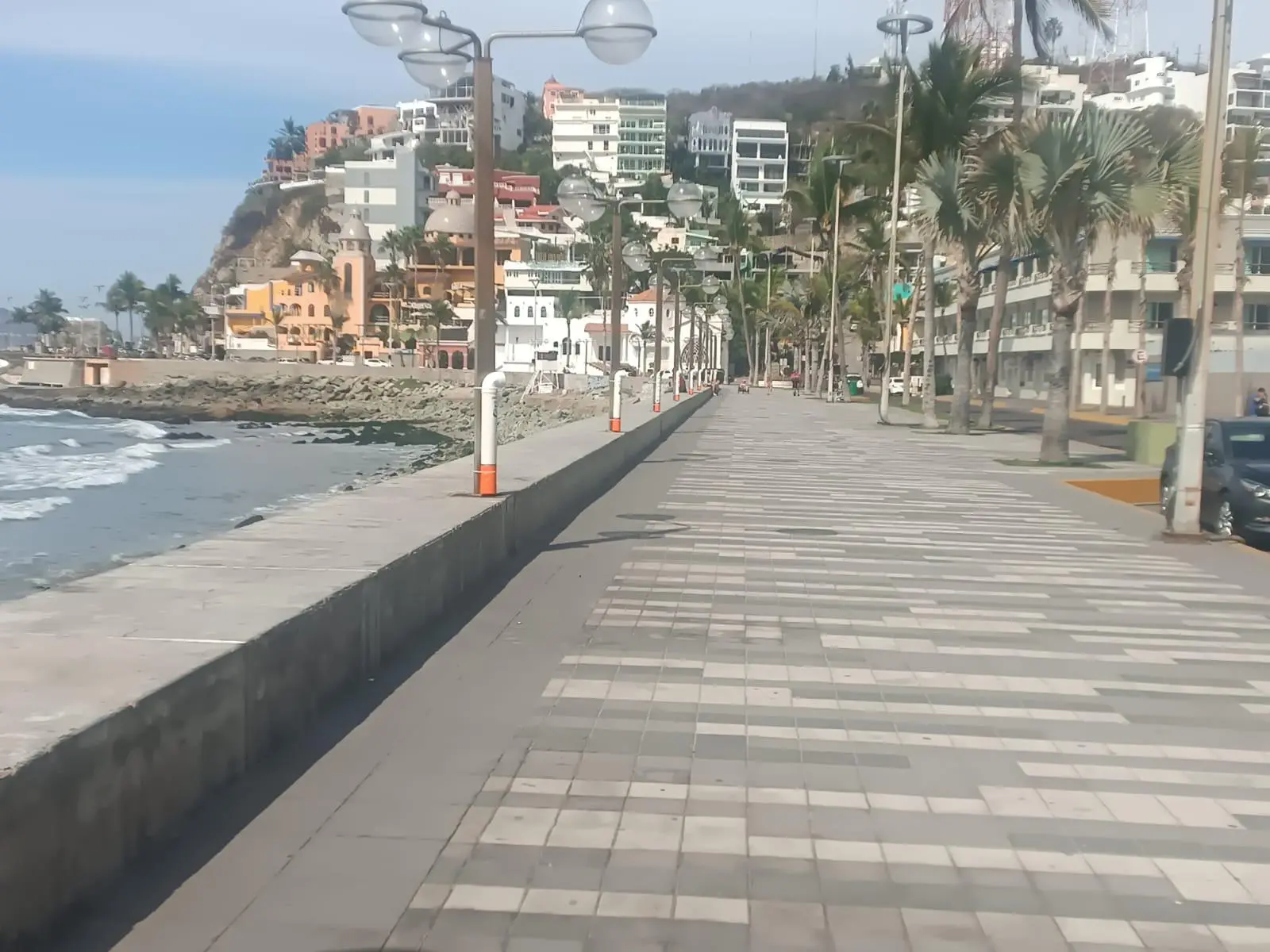 $!MazConCiencia renueva 25 colilleros en Olas Altas previo al Carnaval de Mazatlán