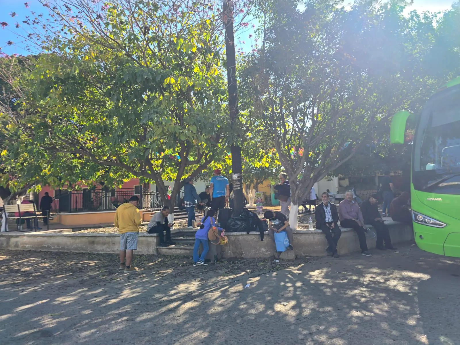 $!Viajeros se quedan varados en Rosario tras enfrentamientos y bloqueos en Escuinapa