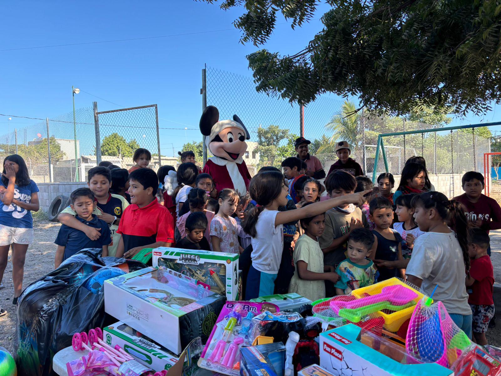 $!Alumnos de CESUR realizan entrega de juguetes a niños de colonia de El Rosario