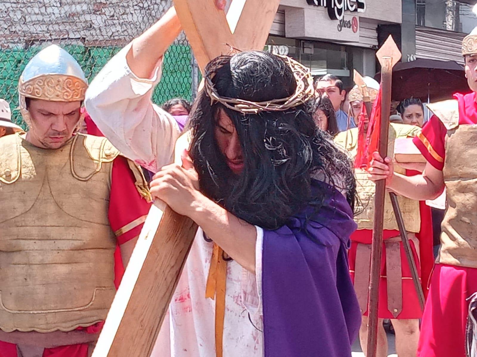 $!Mazatlecos y turistas atestiguan el Viacrucis Viviente en calles del Centro de puerto