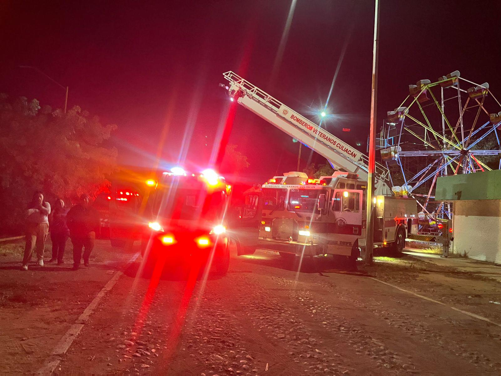 $!Falla rueda de la fortuna del Parque 87, en Culiacán; rescatan a 15 personas