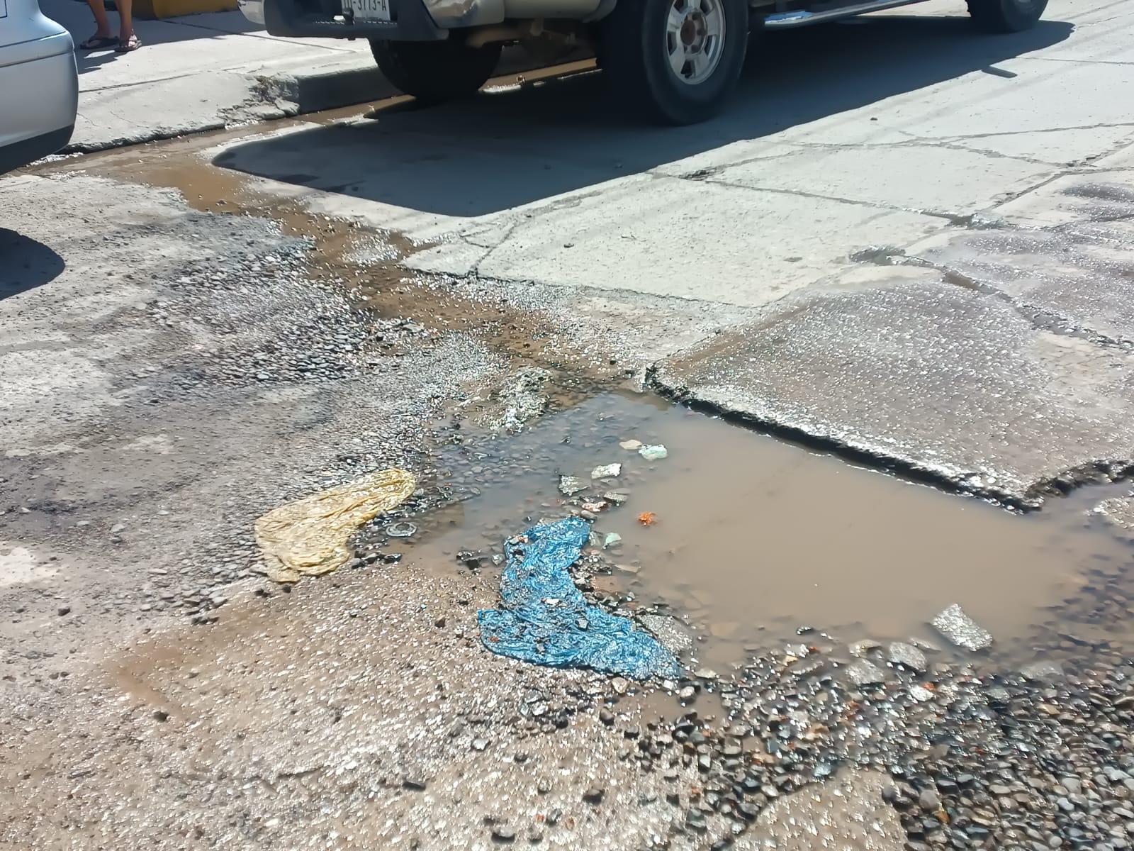 $!Alertan vecinos de Jabalíes por un gran bache que podría provocar accidentes viales