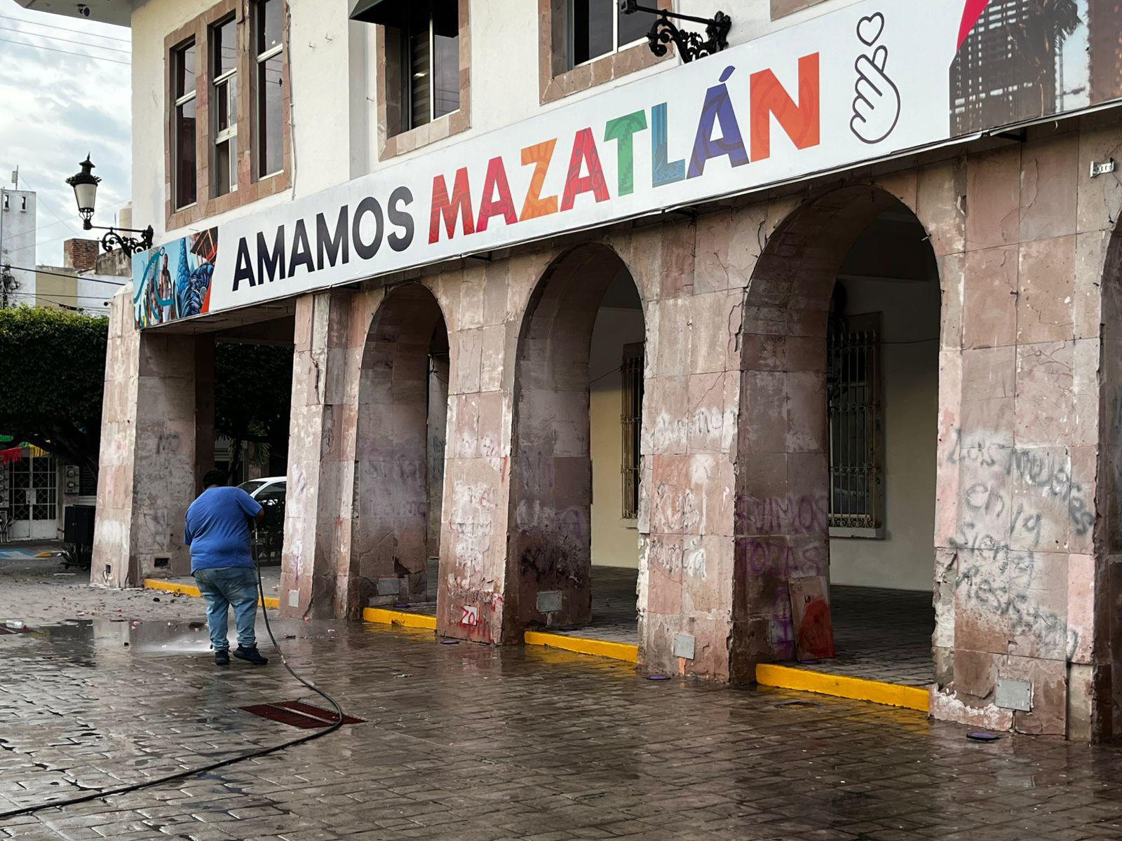 $!Lavan fachada del Ayuntamiento de Mazatlán tras pintas durante la marcha del 8M