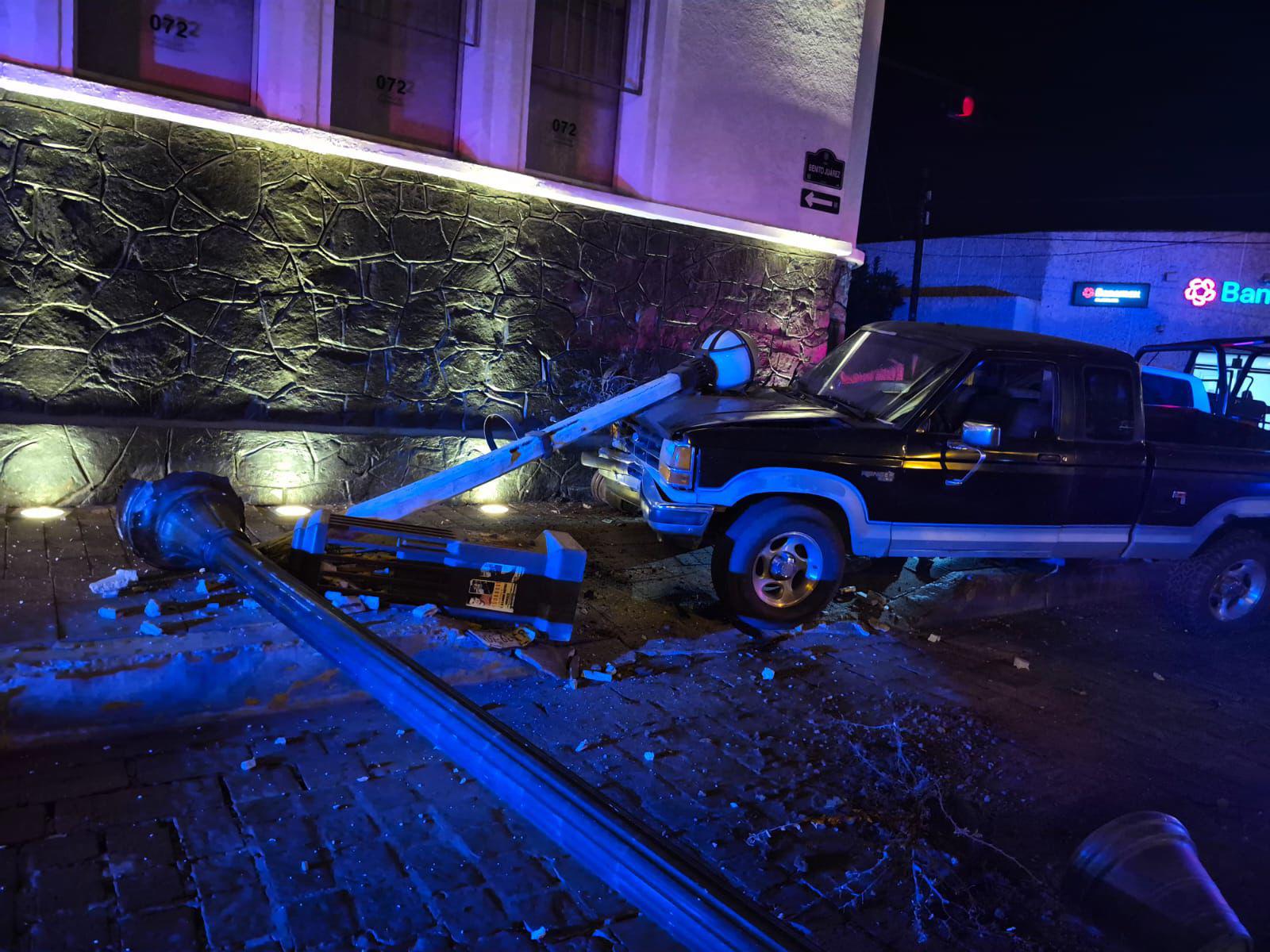$!Chocan patrulla y camioneta particular en crucero del Centro de Mazatlán
