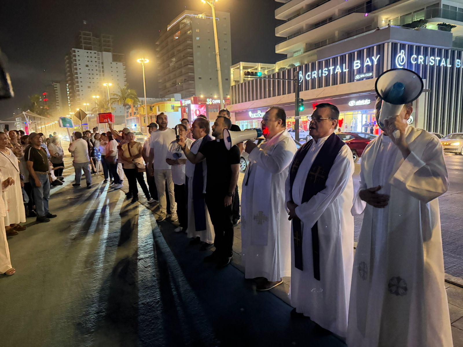 $!Cientos de fieles recorren el malecón de Mazatlán en una jornada de oración por la paz