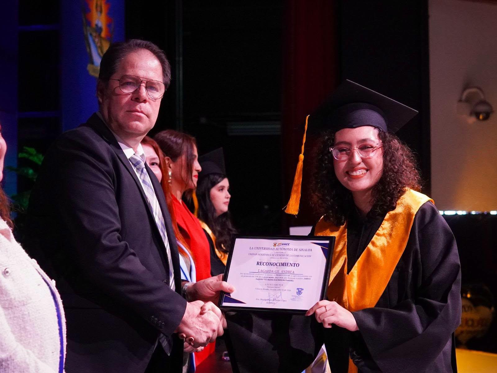 $!Andrea Lagarda Gil obtuvo diploma del primer lugar de aprovechamiento.