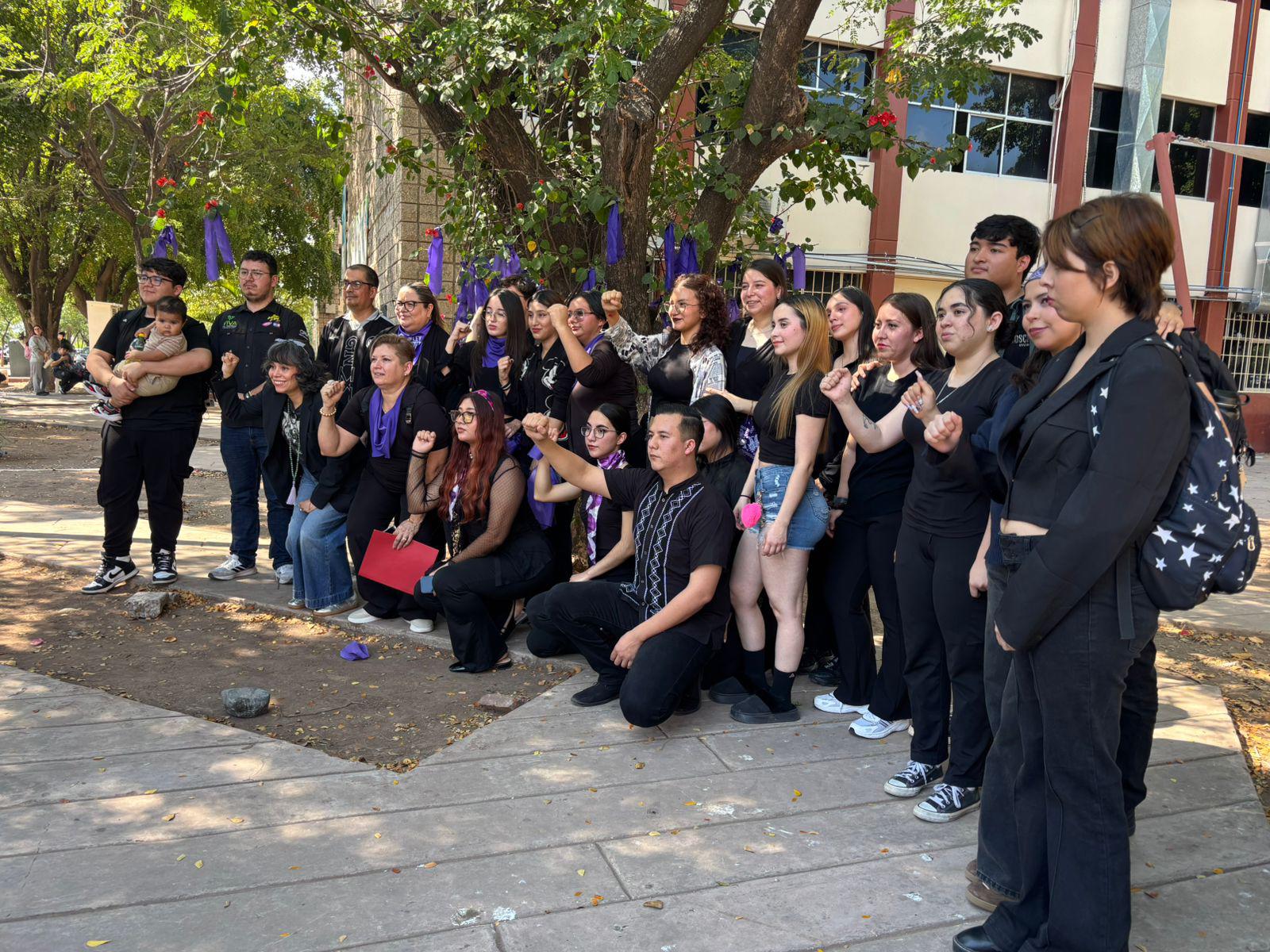 $!‘Estoy yo, estás tú’: Estudiantes en la UAdeO marchan en silencio por el 8M