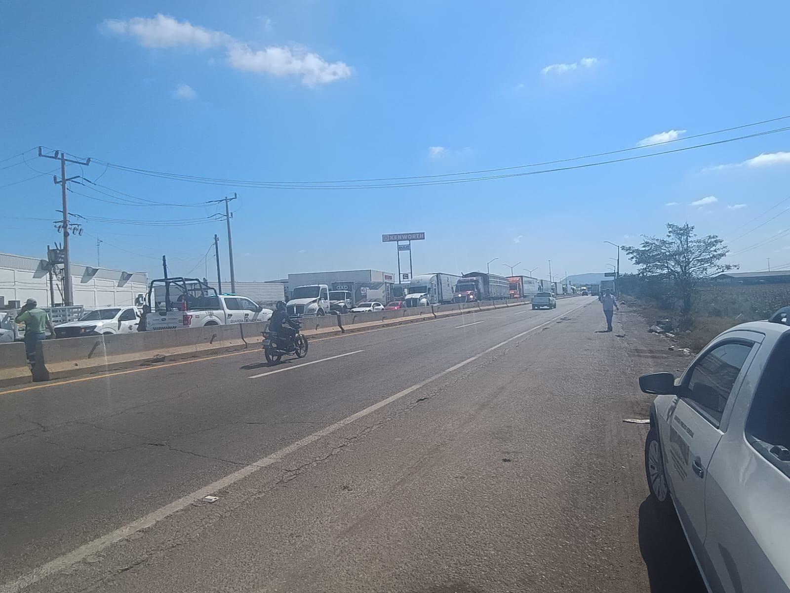 $!Se desprende caja de tráiler y bloquea La Costerita en Culiacán
