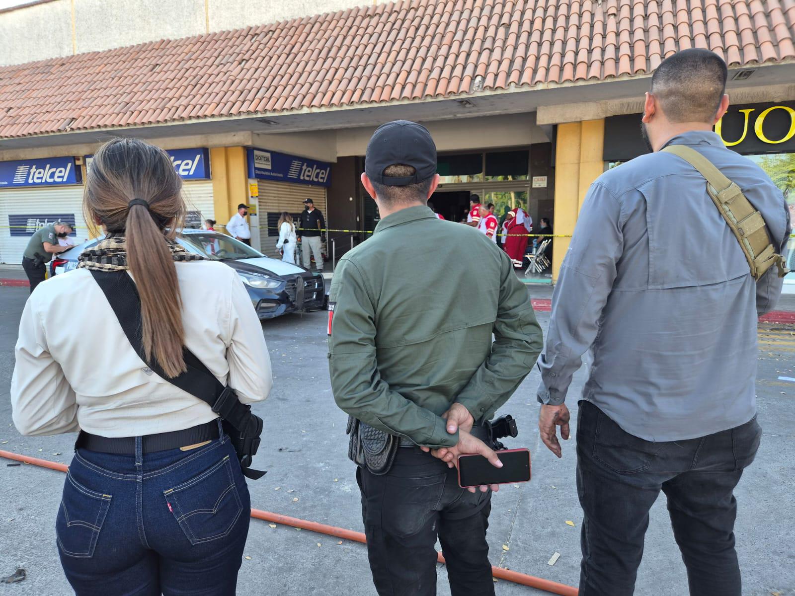 $!FGE aún no determina origen del incendio en plaza comercial de Los Mochis