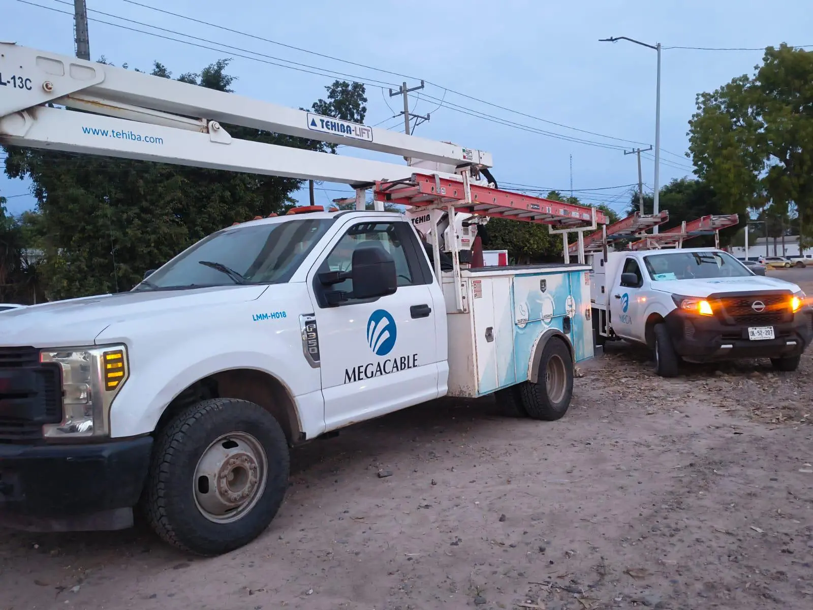 $!Tráiler derriba postes y deja sin luz a varias colonias al suroriente de Los Mochis
