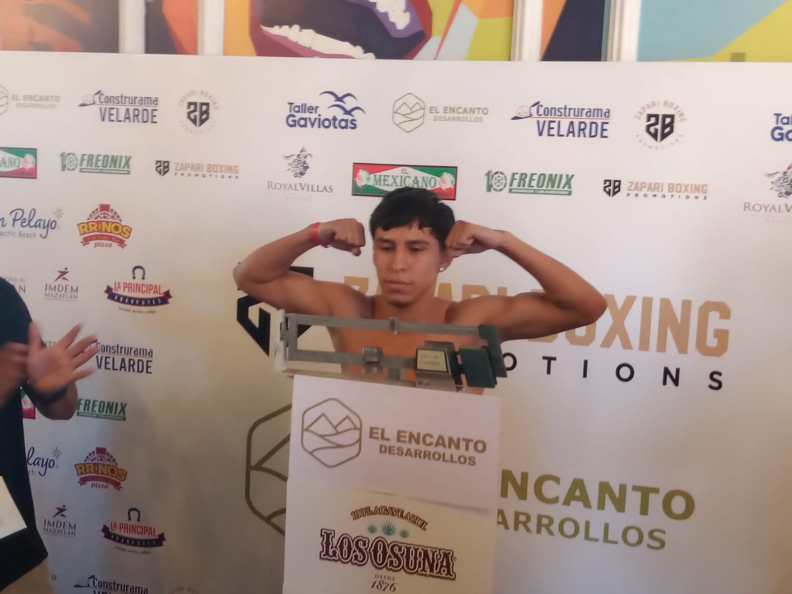 $!Pugilistas de ‘Sangre Nueva 4’ baten la báscula para su pelea en Mazatlán