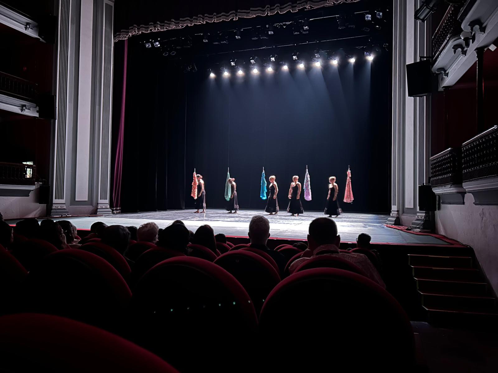 $!El Teatro Ángela Peralta recibió a más de 250 asistentes para disfrutar la danza.