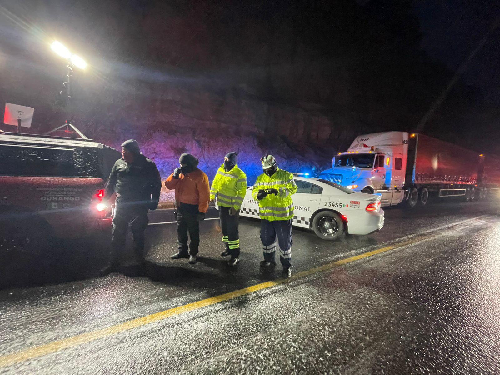 $!Cierran y reabren las carreteras en Durango por la presencia de hielo y nieve
