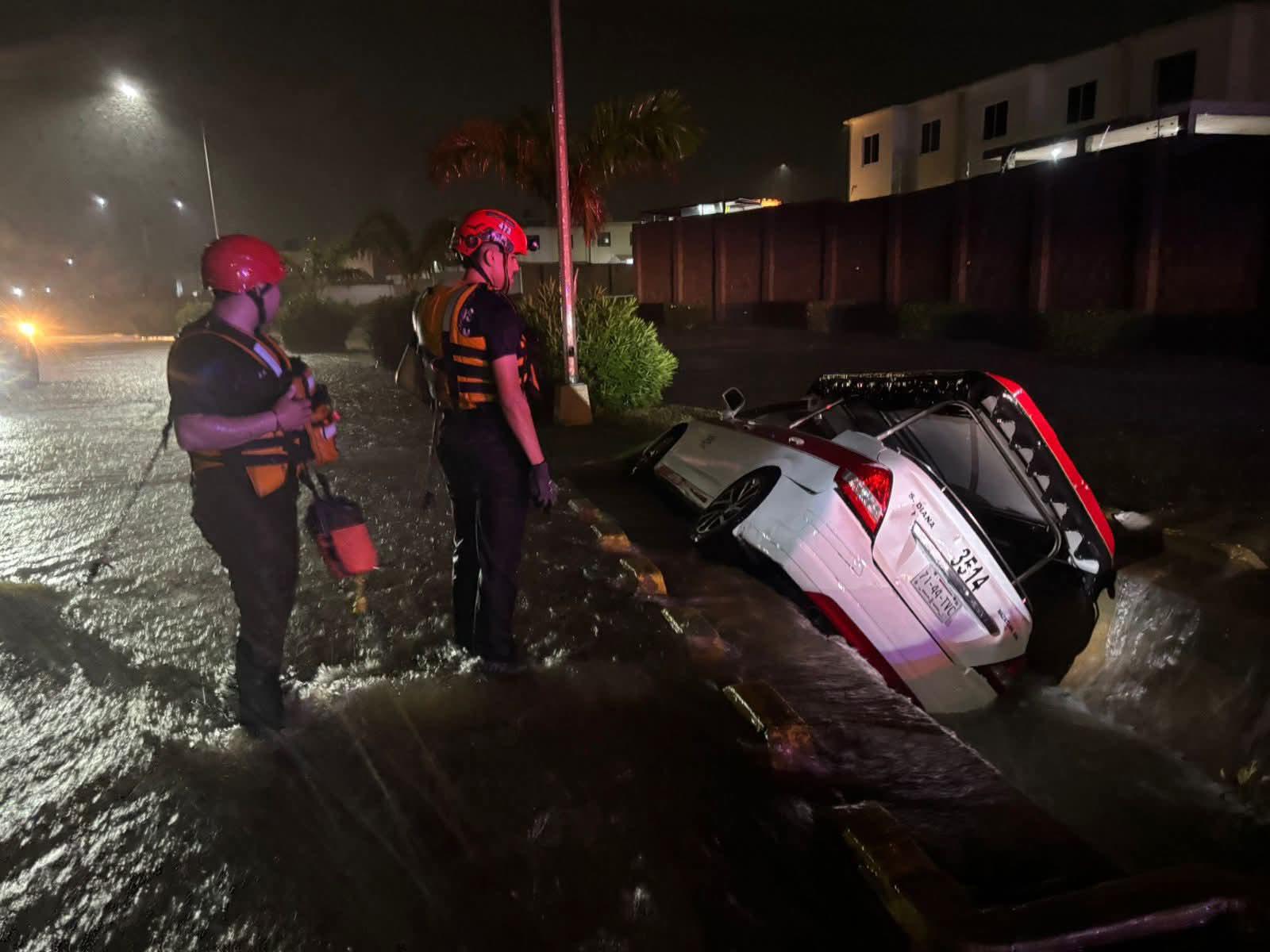 $!Tormenta eléctrica sorprende a Mazatlán este jueves