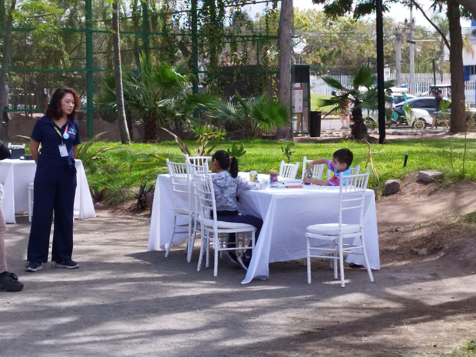 $!Disfrutan turismo y personal de Gran Acuario de Eclipse Total de Sol