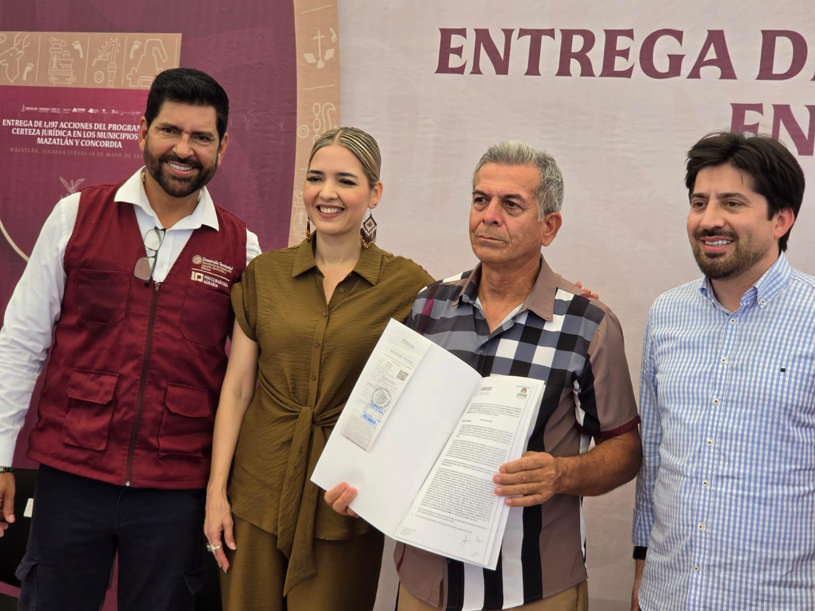 $!Entregan escrituras y certificados a familias desplazadas y ejidatarios de Mazatlán y Concordia